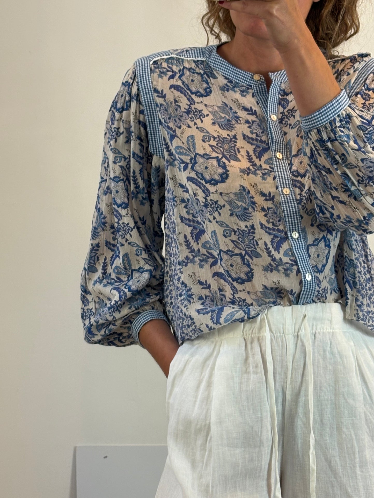 LOUISE MISHA. Blusa texturas estampado azules