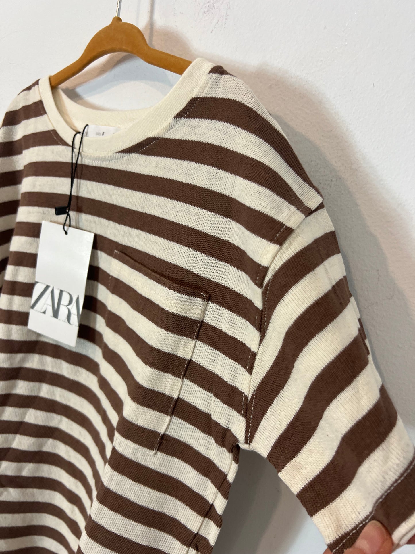 ZARA. Camiseta rayas beiges y marrones. T 6 años