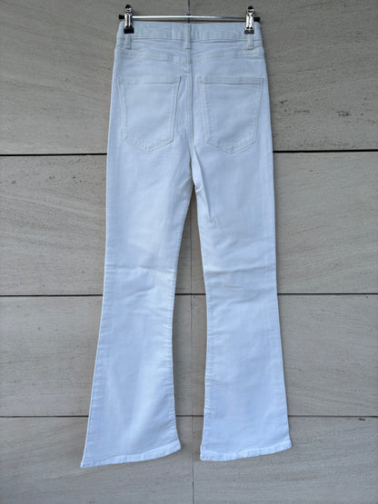 ZARA. Denim blanco acampanado