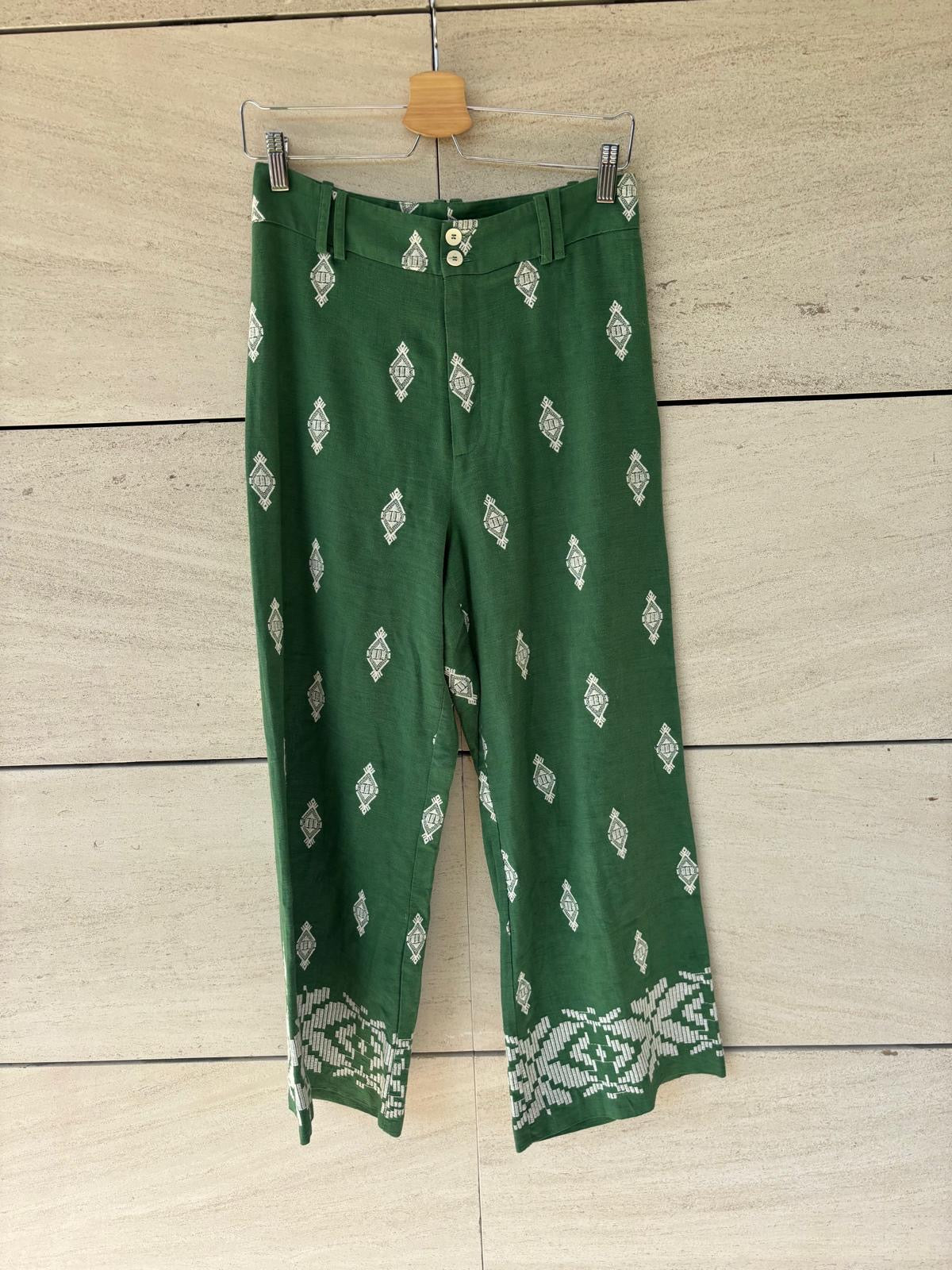 ZARA. Pantalón verde bordados con lino
