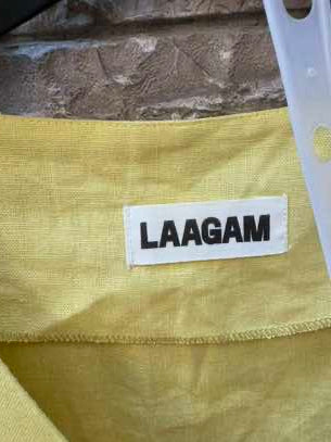 LAAGAM. Conjunto amarillo con lino