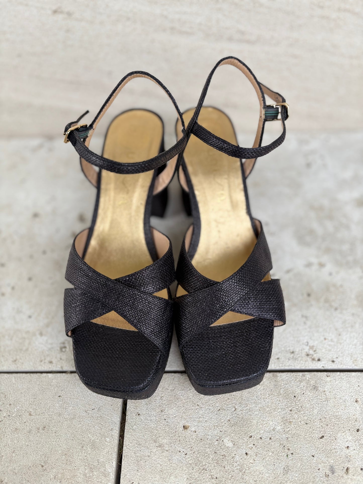 UNISA. Sandalia negra textura. T 40
