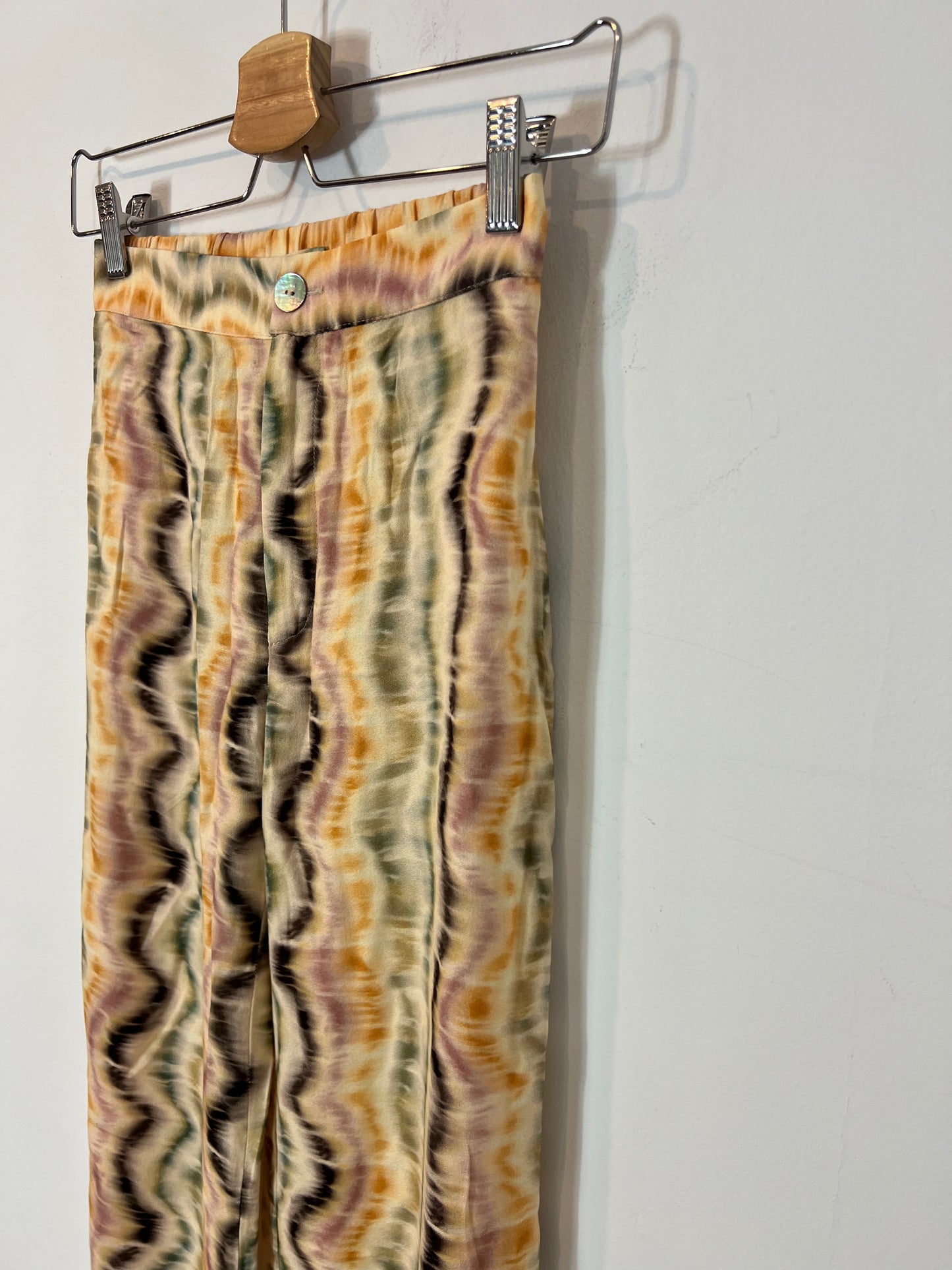 PULL&BEAR. Pantalón campana tie dye T.xs