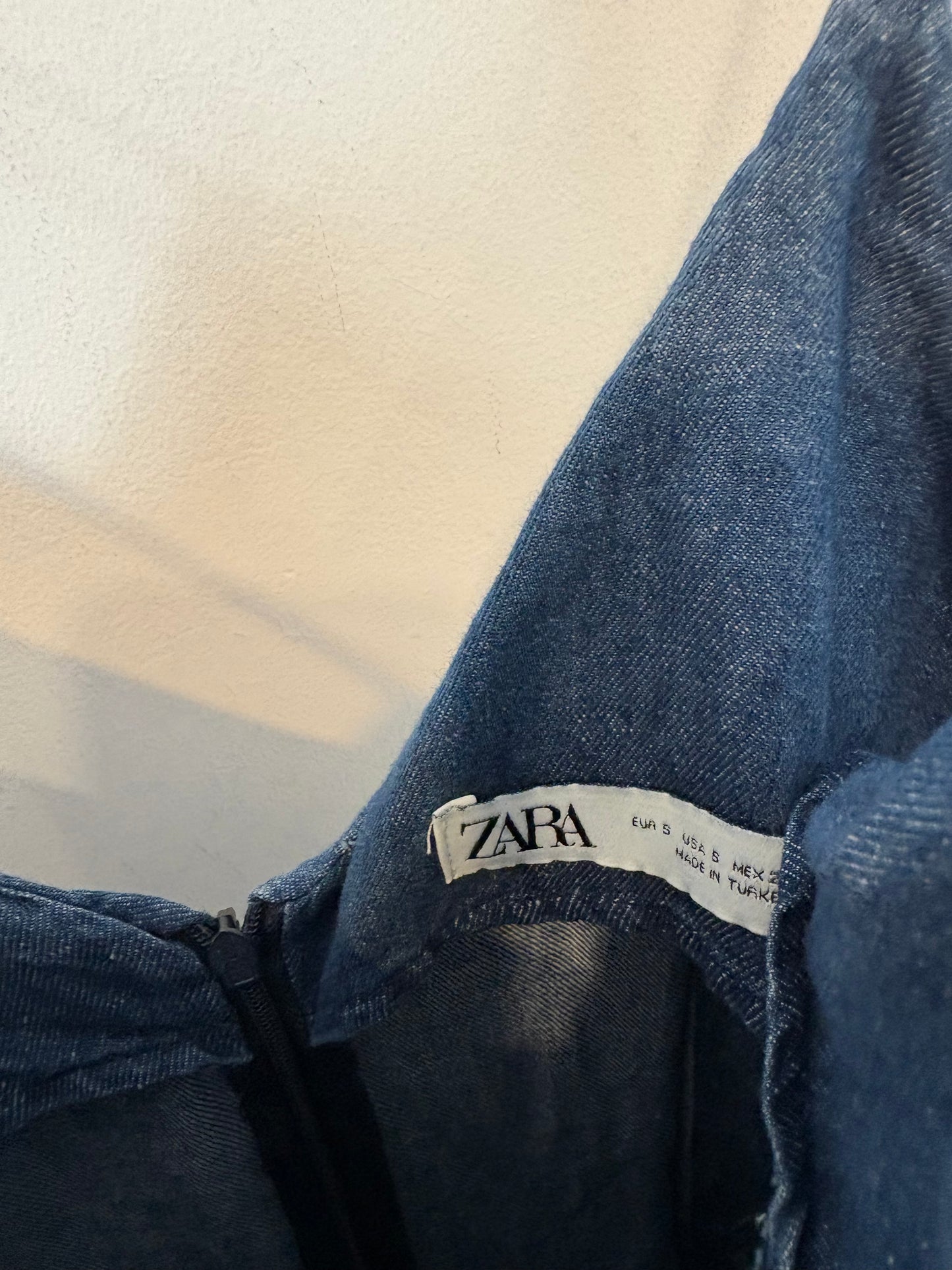 ZARA. Vestido largo denim detalles deshilachados