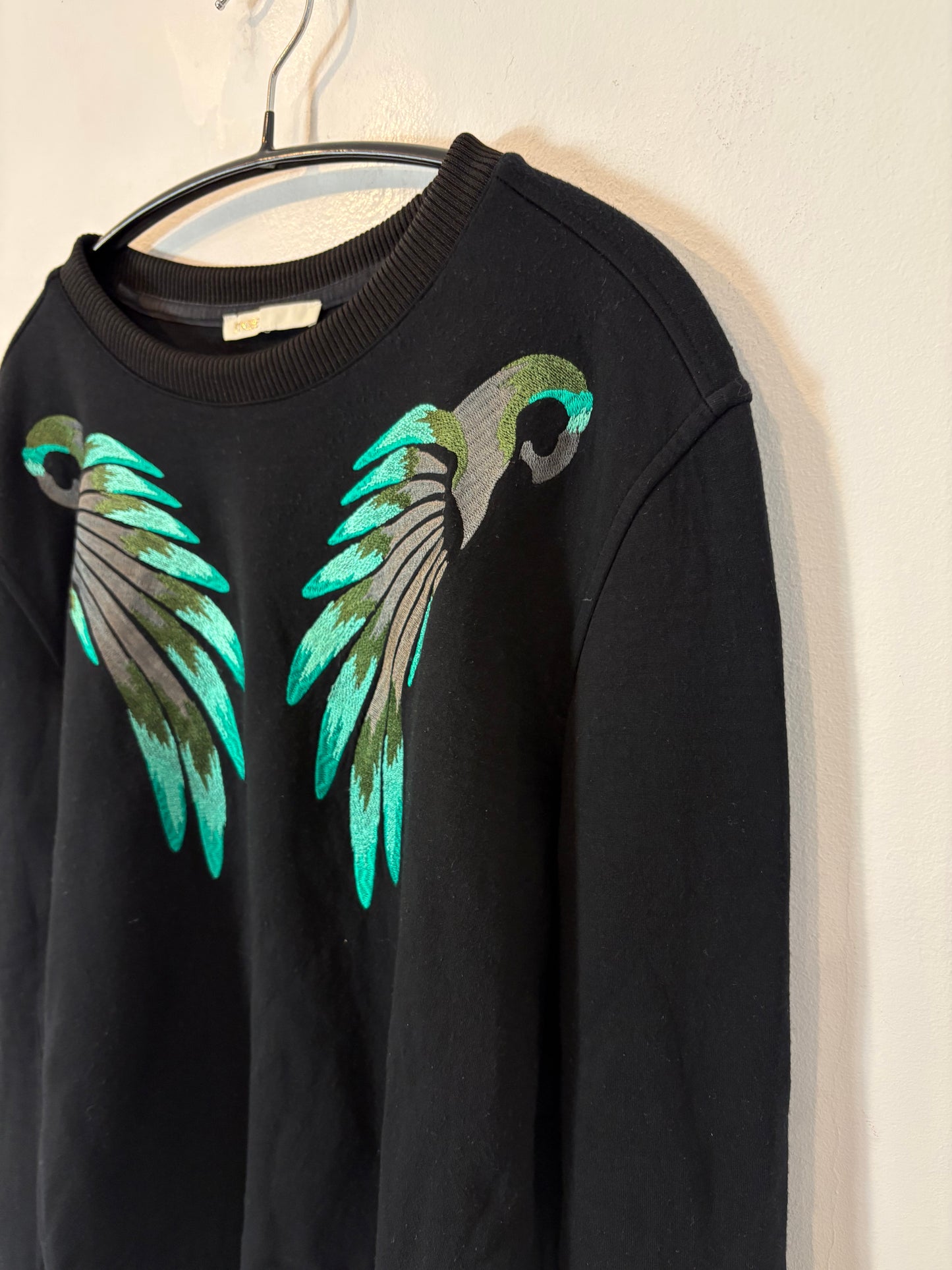 MAJE. Sudadera negra bordados