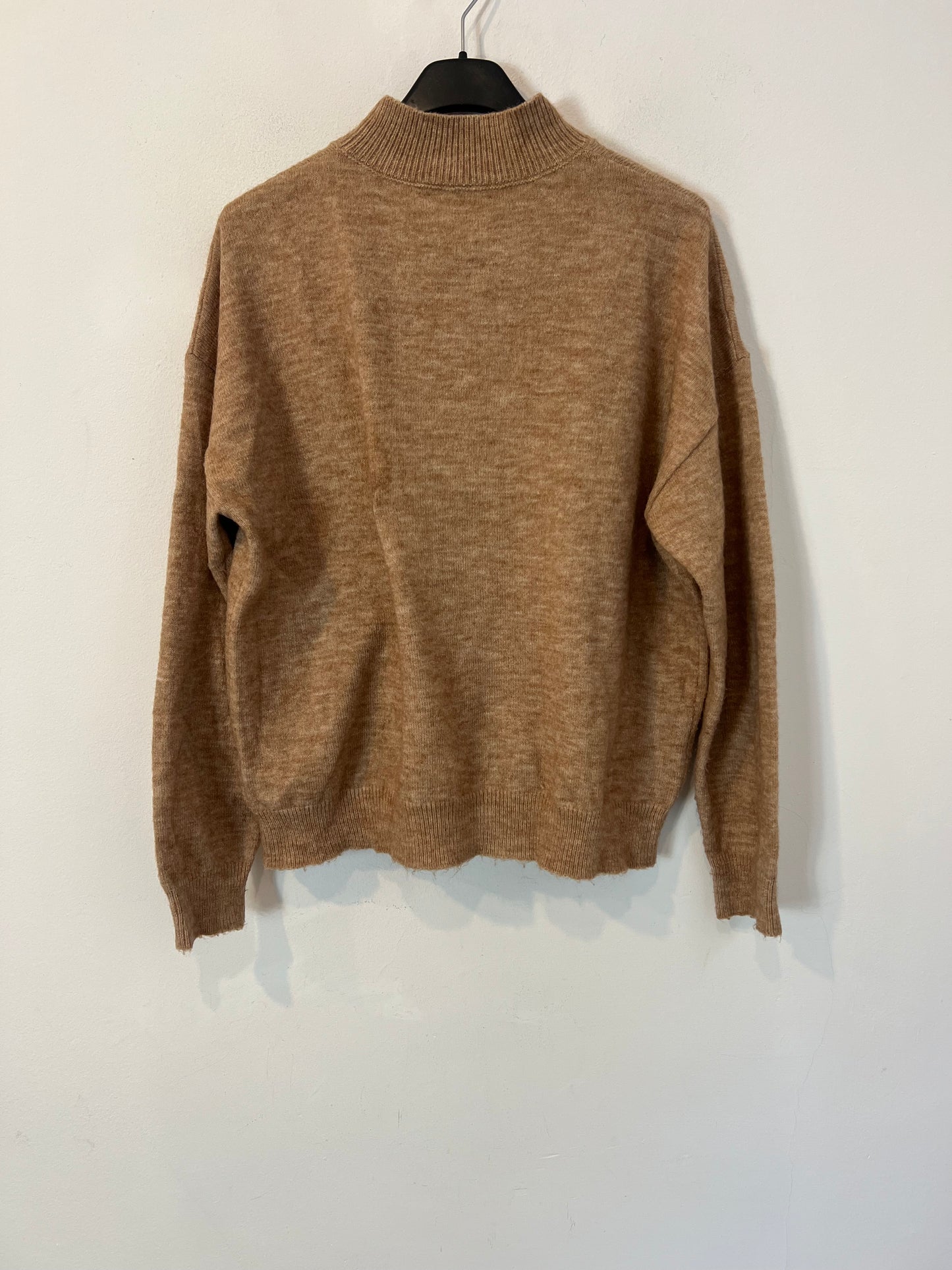 OTRAS. Jersey camel cuello Perkins