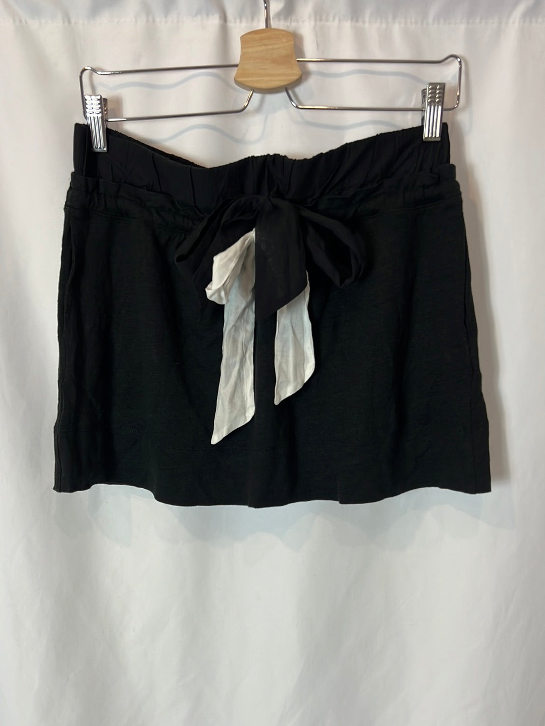 SANDRO. Short black skirt with bow detail. Size 3 (M/L)