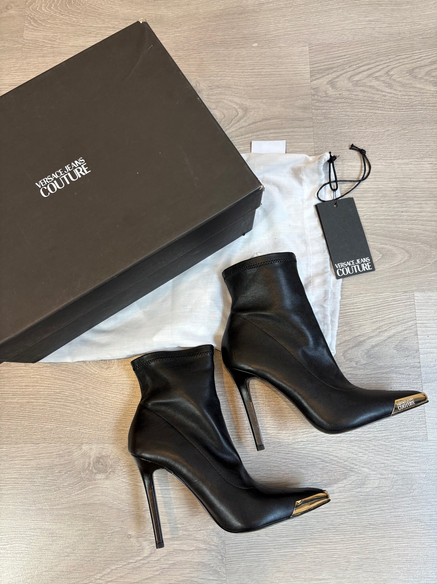 VERSACE JEANS COUTURE. Botines negros detalle dorado