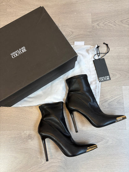 VERSACE JEANS COUTURE. Botines negros detalle dorado