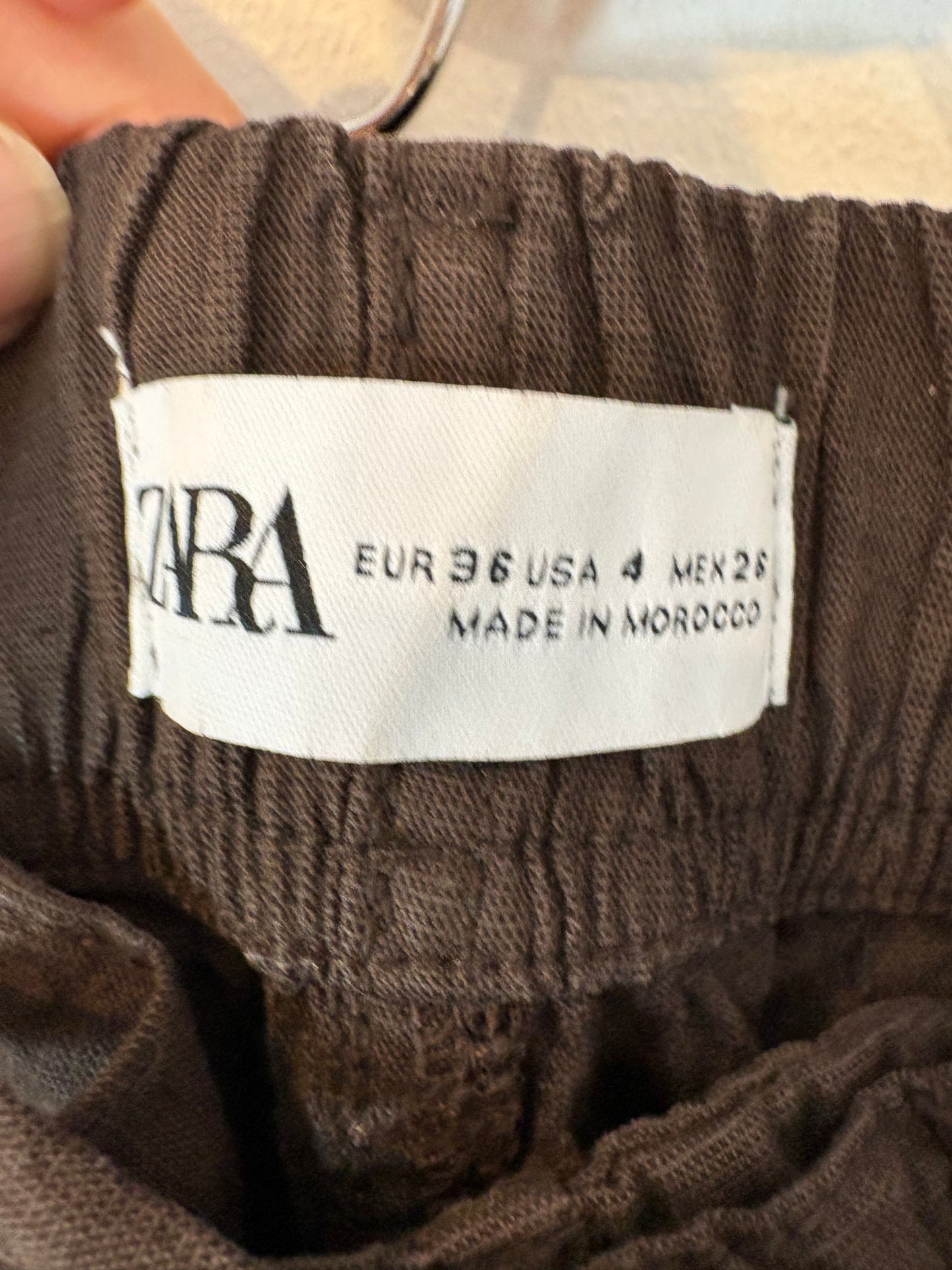 ZARA. Pantalón marrón recto con lino