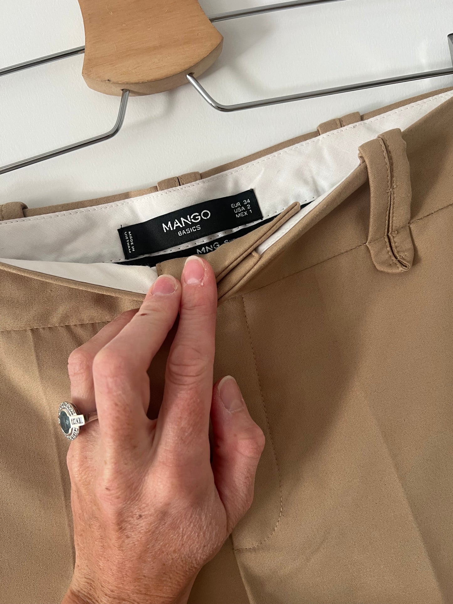 MANGO. Pantalón camel campana
