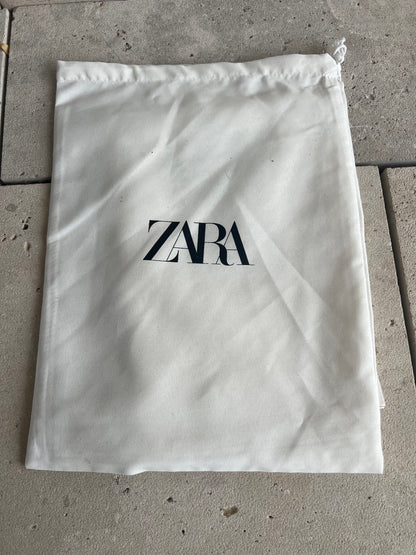 ZARA. Collar tela verde y colgante dorado. T M