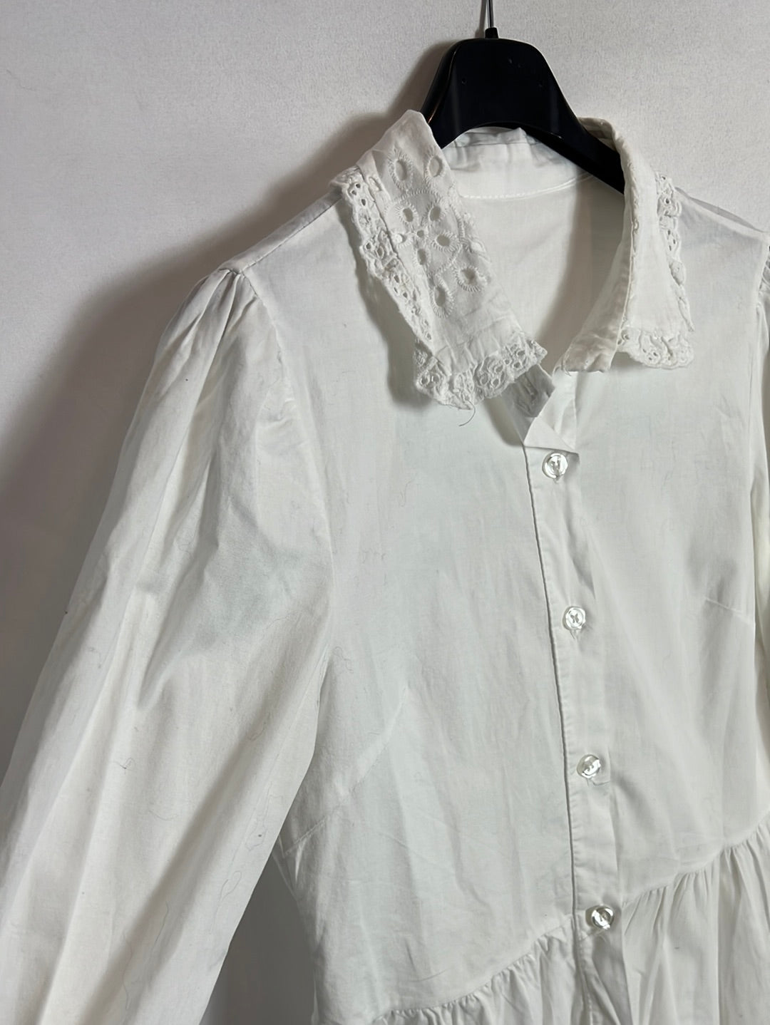 OTRAS. Blusa blanca detalle cuello y volantes. T XS