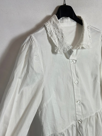 OTRAS. Blusa blanca detalle cuello y volantes. T XS