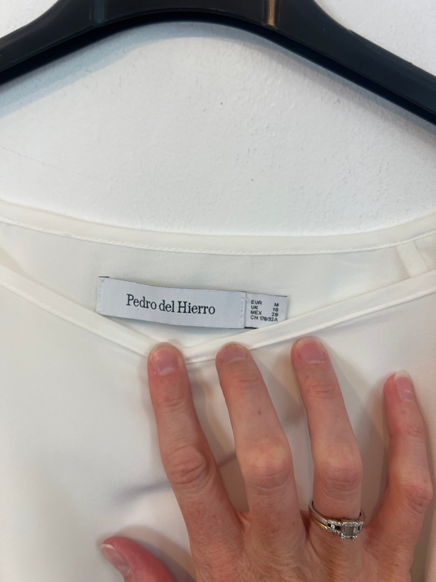 PEDRO DEL HIERRO. Blusa blanca volantes T.m