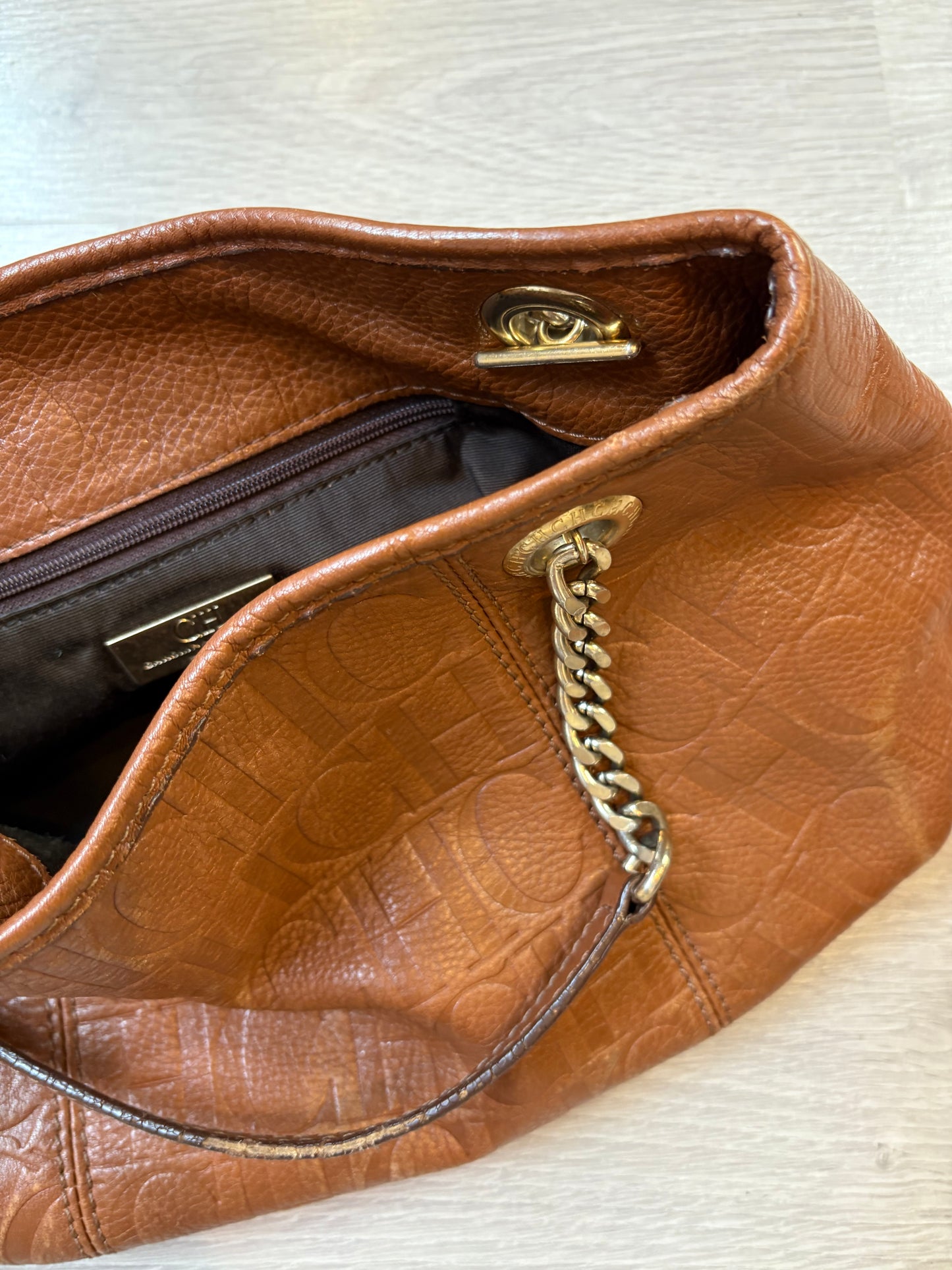 CAROLINA HERRERA. Bolso de hombro asa cadena