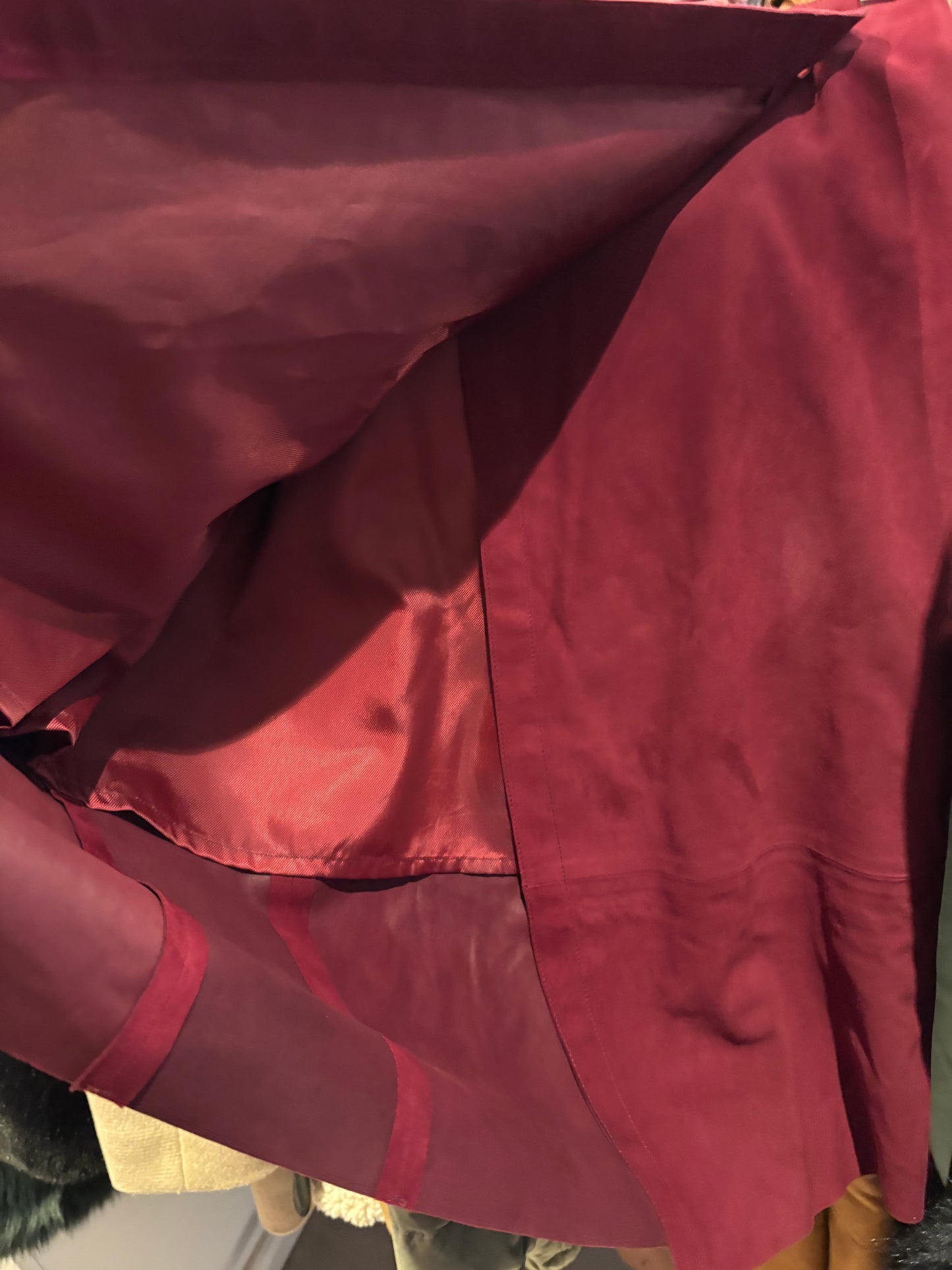 FORTE FORTE. Falda midi piel burdeos