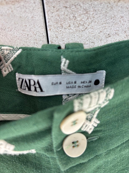 ZARA. Pantalón verde bordados con lino