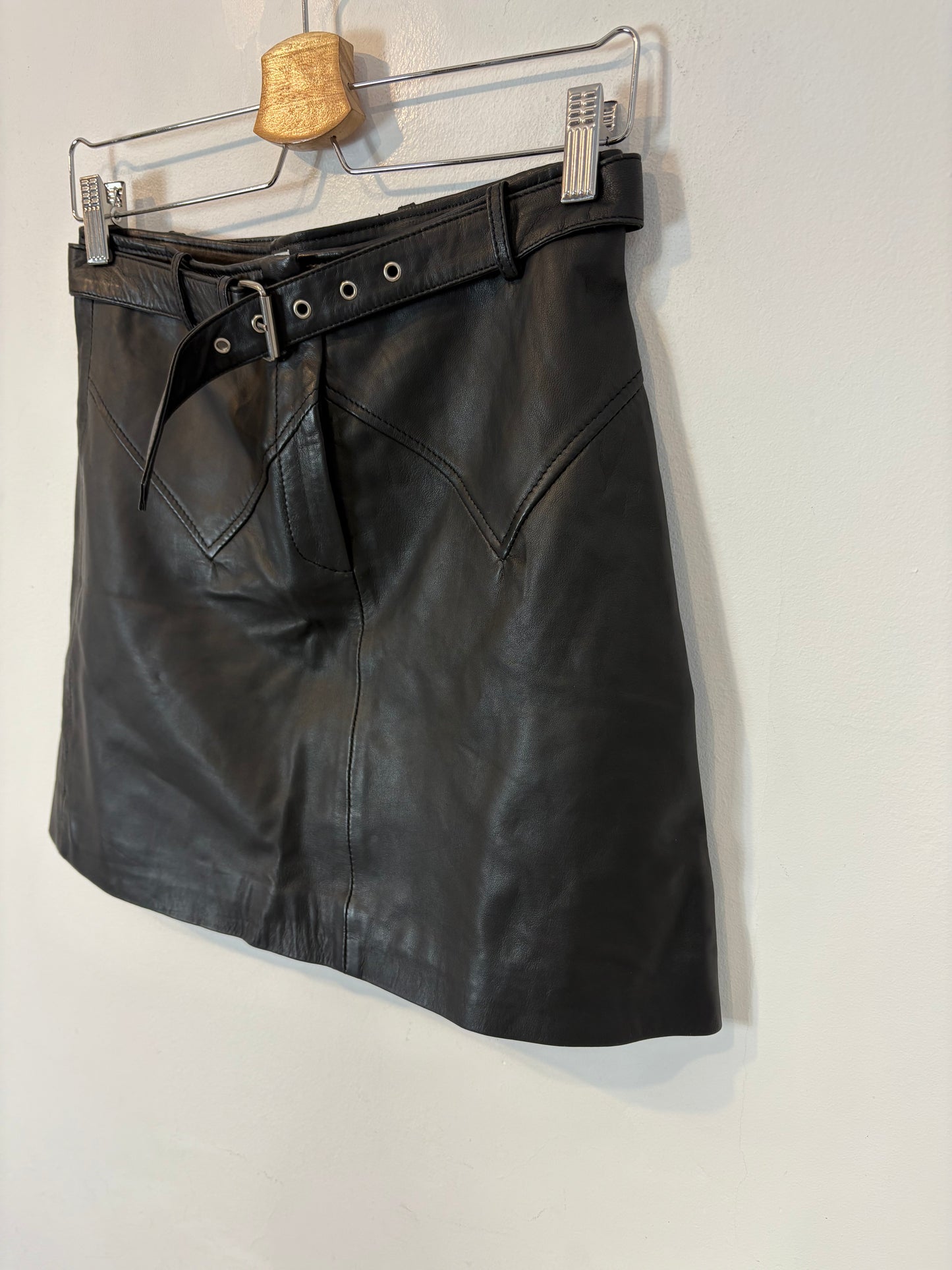 SCALPERS. Falda corta piel