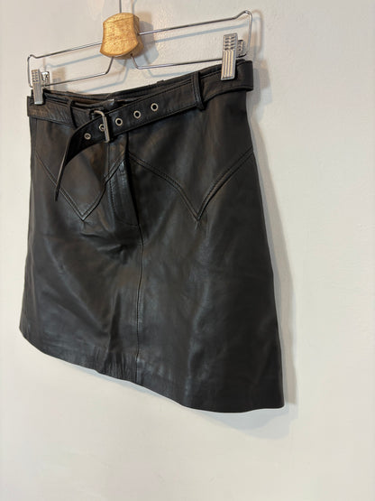 SCALPERS. Falda corta piel