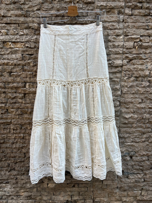 ZARA. Falda larga  encaje beige. T XS