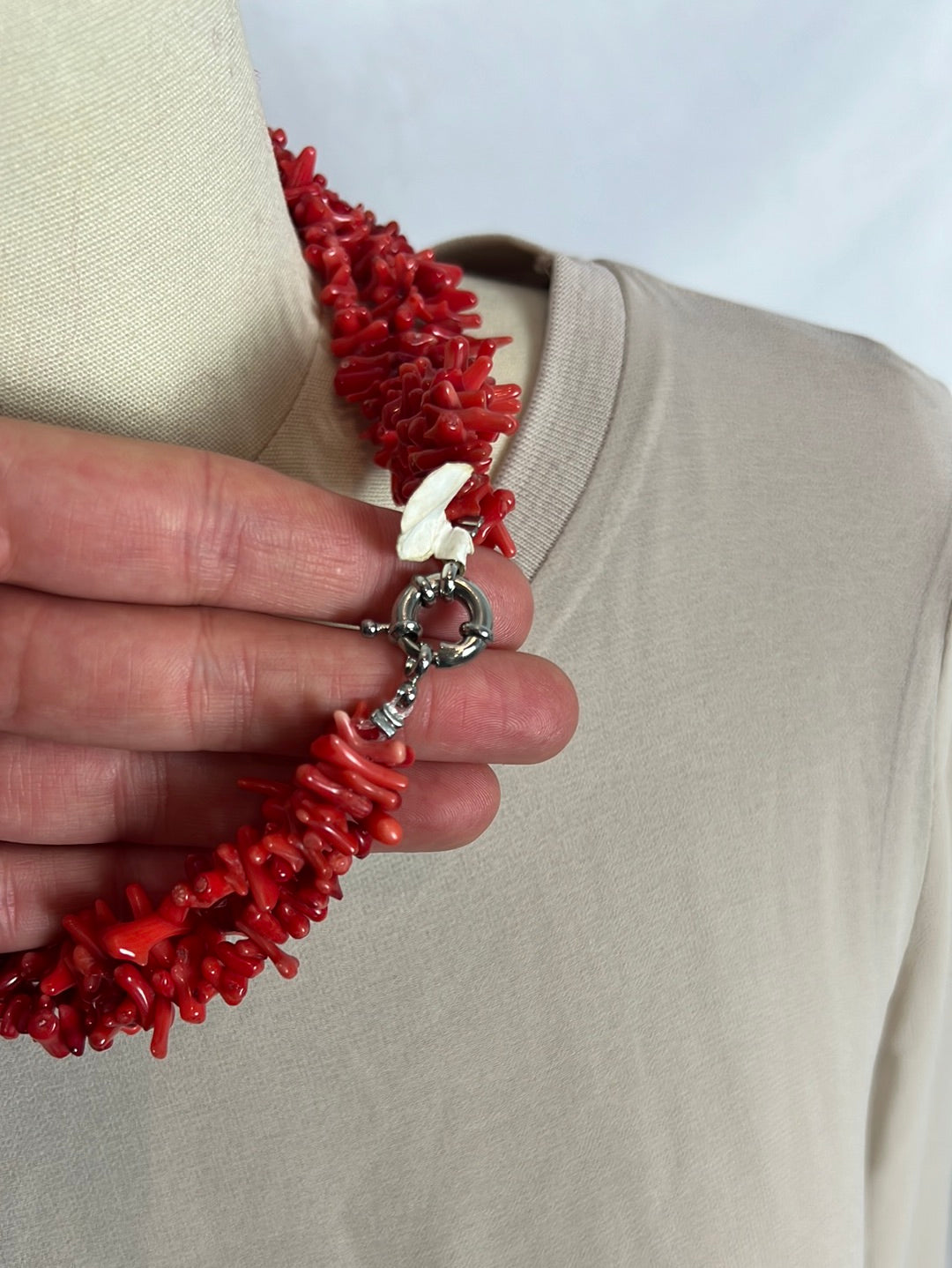 OTRAS. Collar perlas y coral