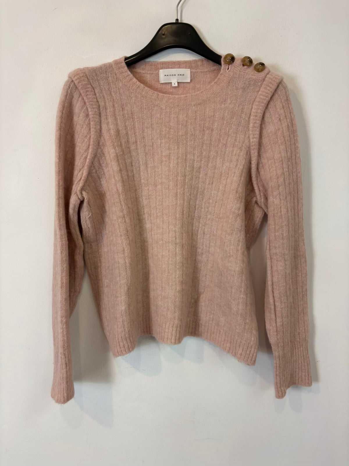 MAISON ANJE. Jersey rosa claro detalle hombros