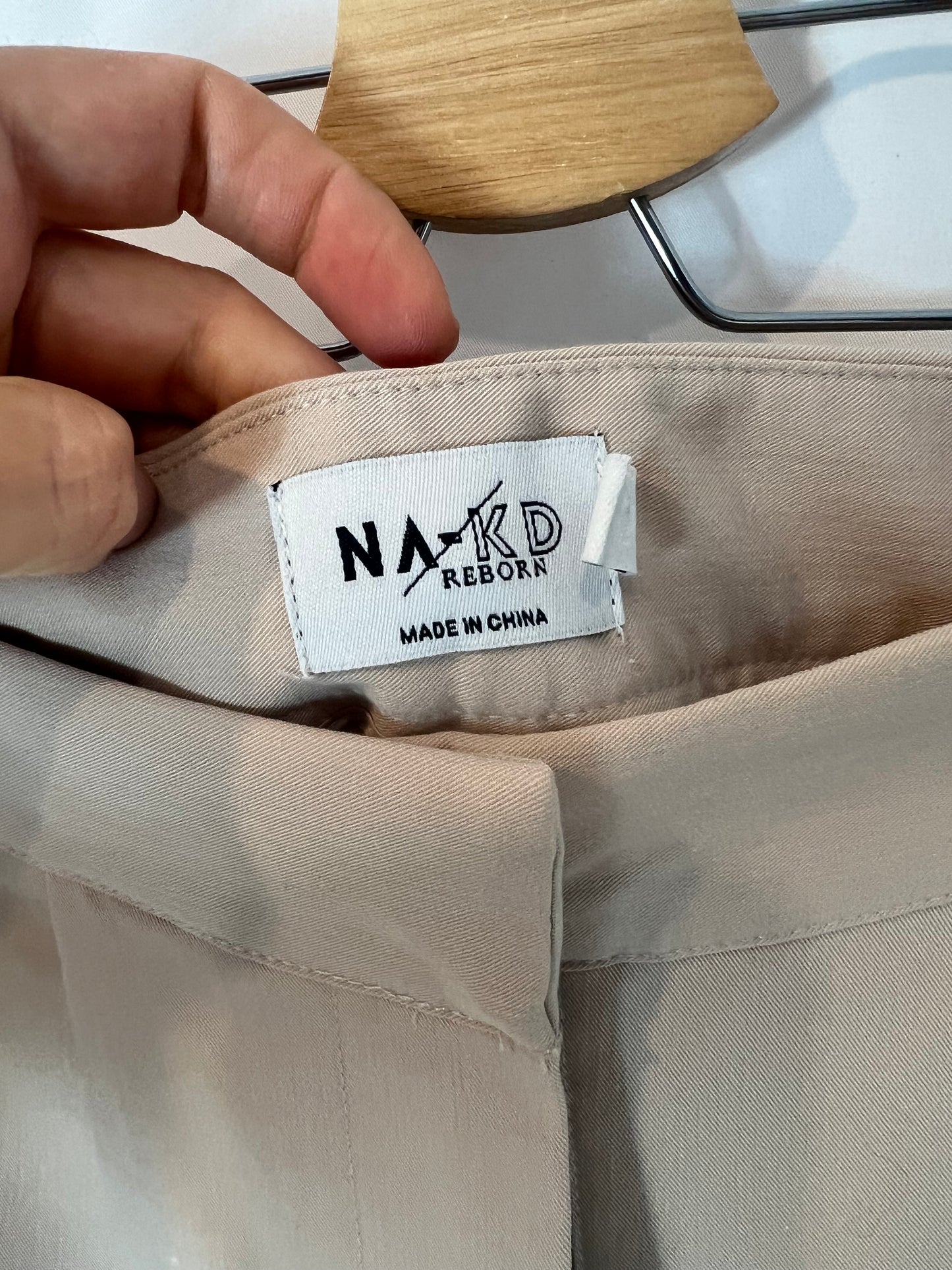 NA-KD. Pantalón corto beige pinzas T.34