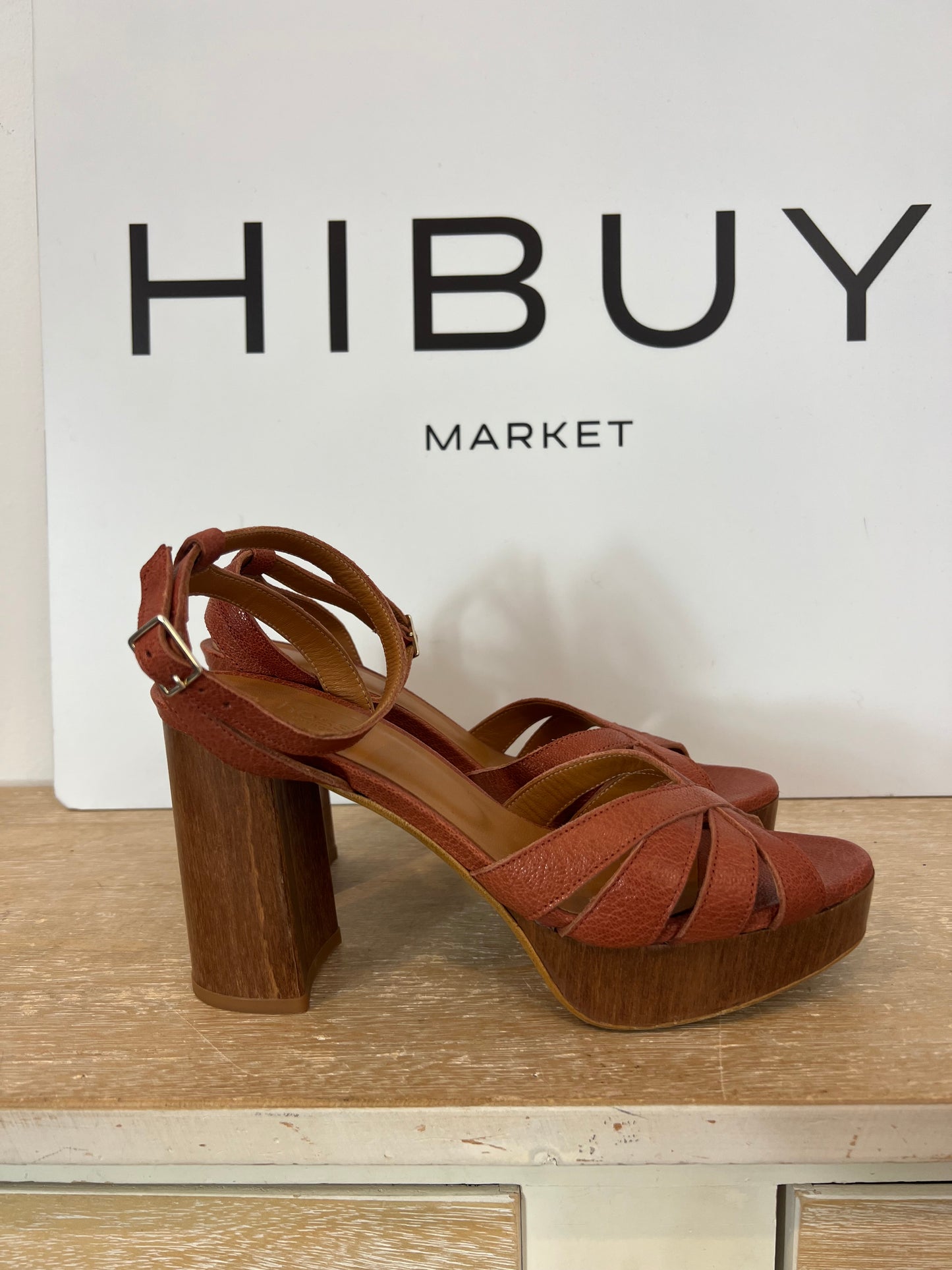 INTROPIA. Tile leather sandal size 38