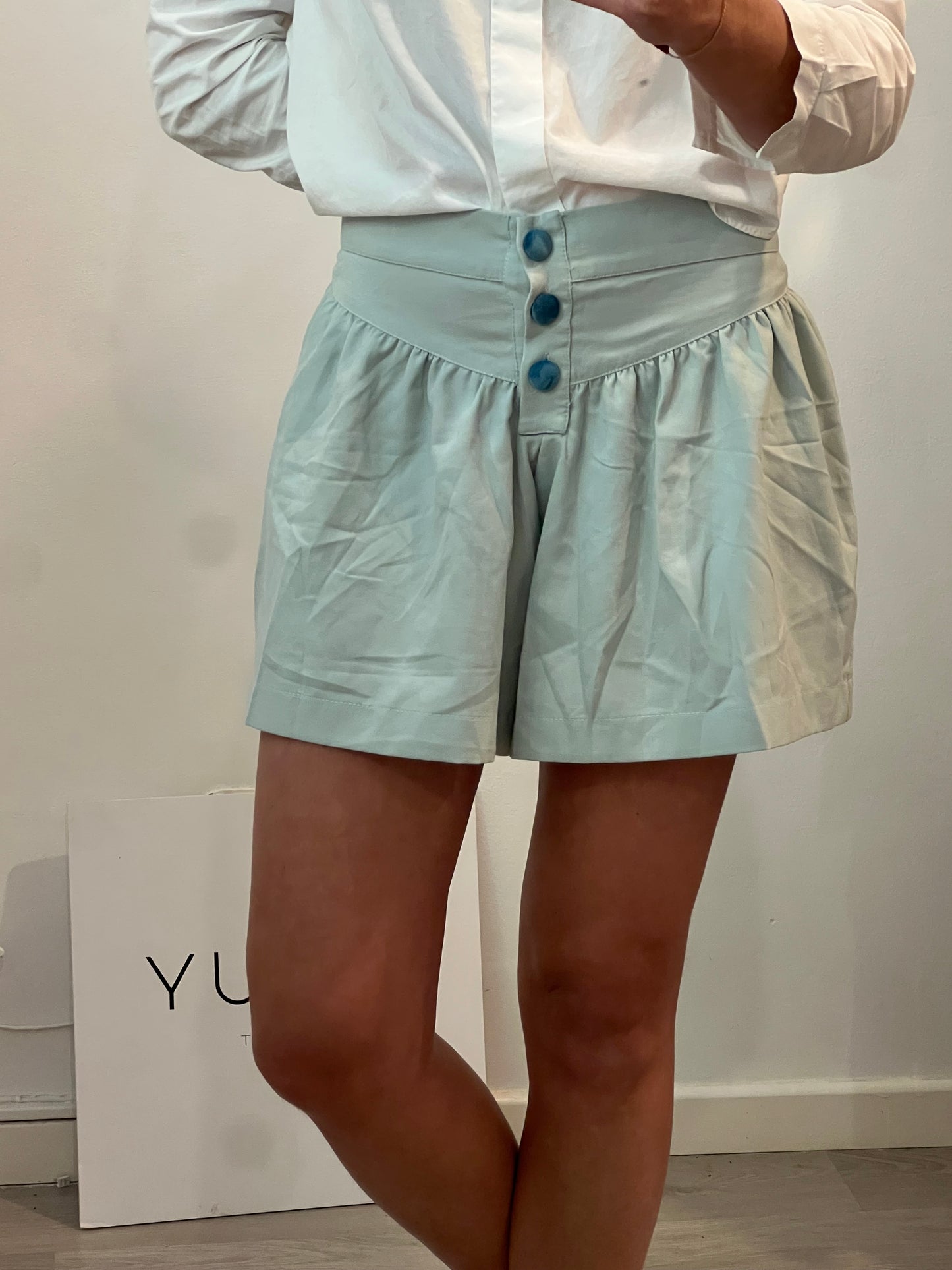 BELAQUE.Bermuda tono pastel detalle botones. T.S