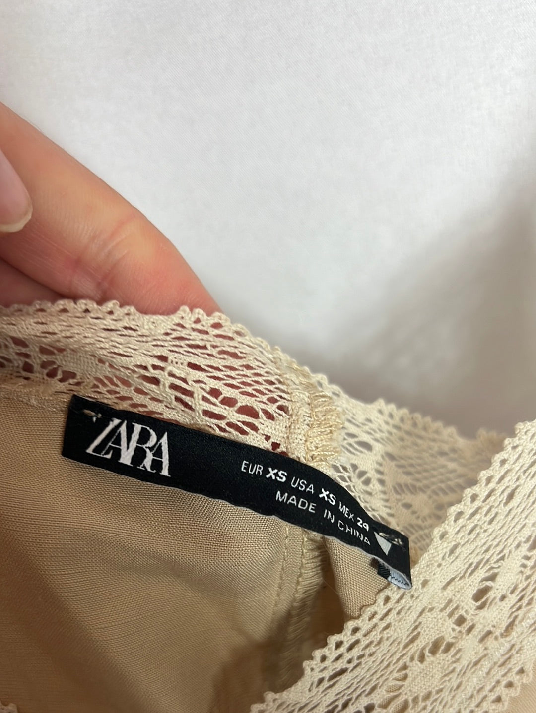 ZARA. Vestido corto beige crochet . T XS