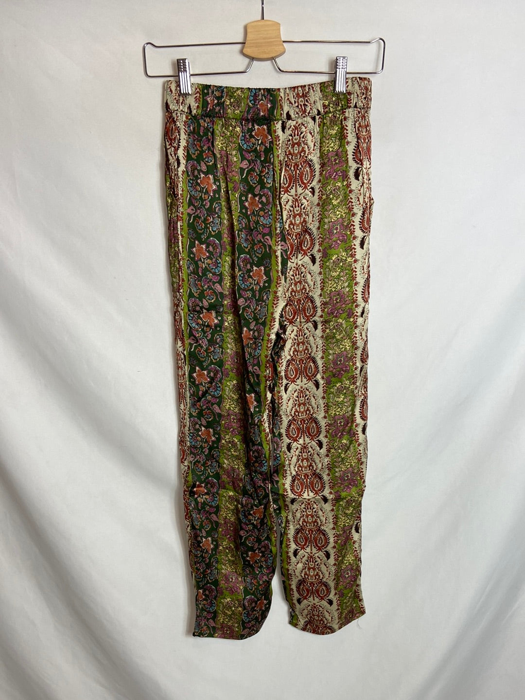 ZARA. Pantalones verdes estampado T.XS