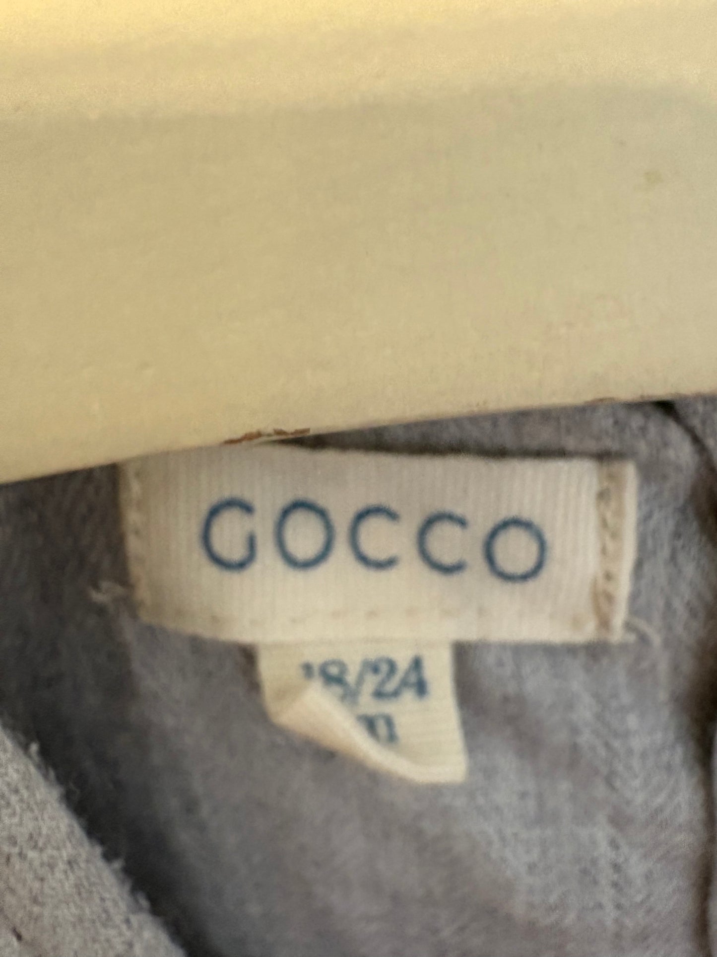 GOCCO. Blusa gris cuello bordado T. 18-24 meses
