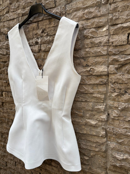 ZARA. Top blanco detalle volante