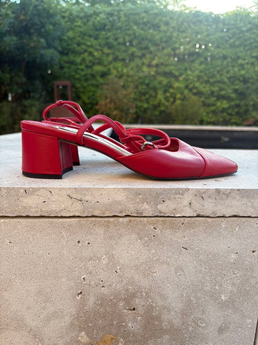 UTERQÜE. Zapatos rojos piel destalonados. T 39