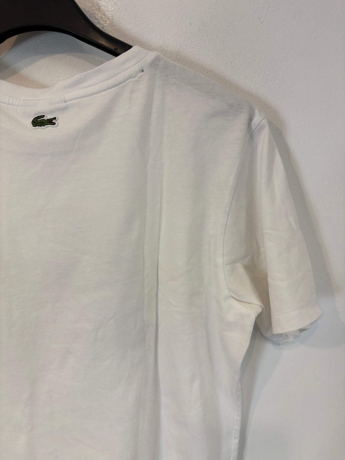 LACOSTE. Camiseta blanca logo textura.
