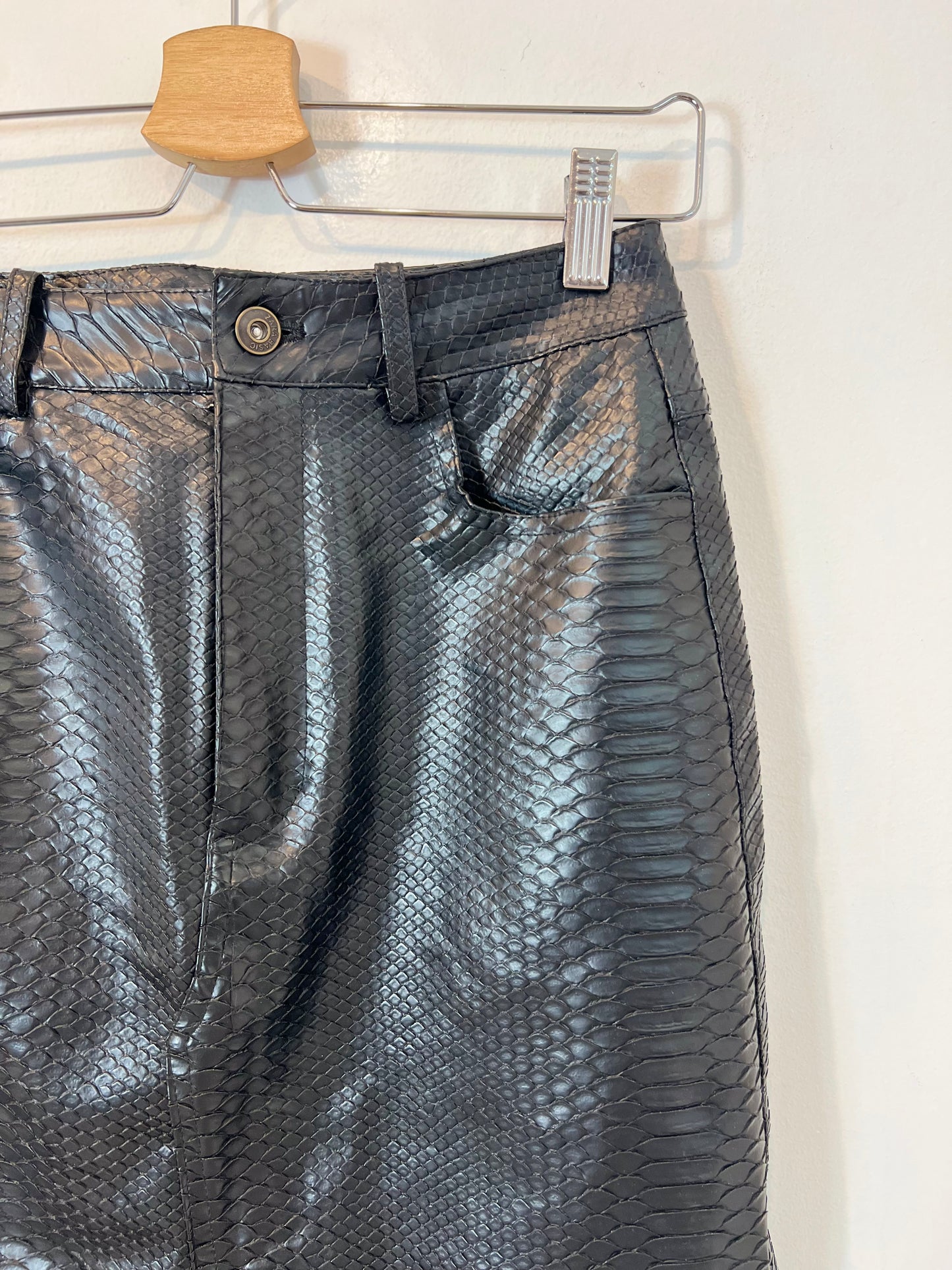 ZARA.falda negra efecto piel T.xs