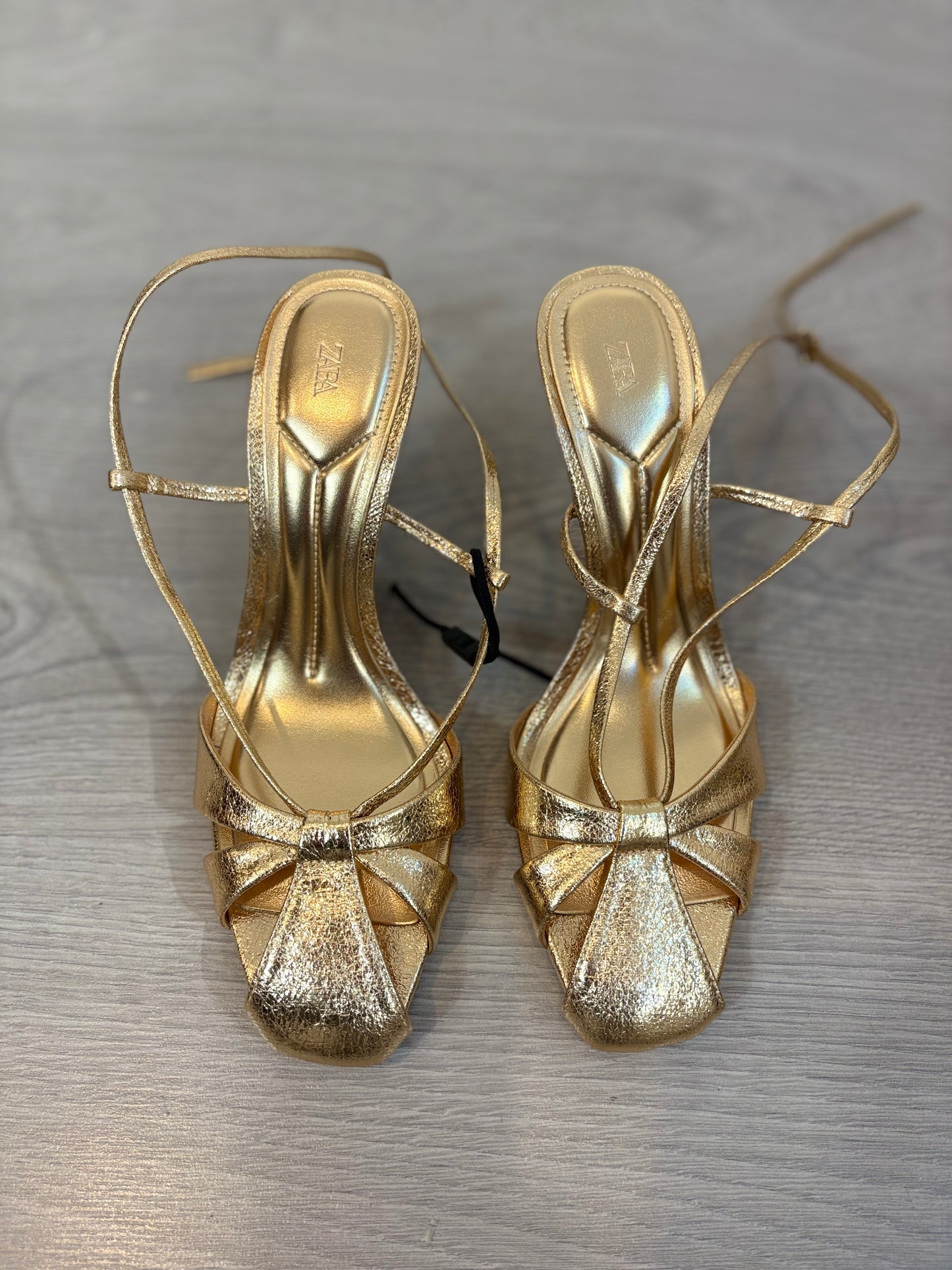 ZARA. Sandalia dorada tiras. T 39