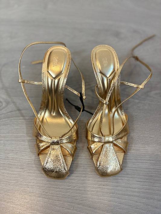 ZARA. Sandalia dorada tiras. T 39