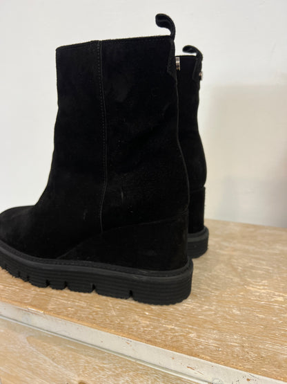 ALPE. Botas negras piel cuña. T.38