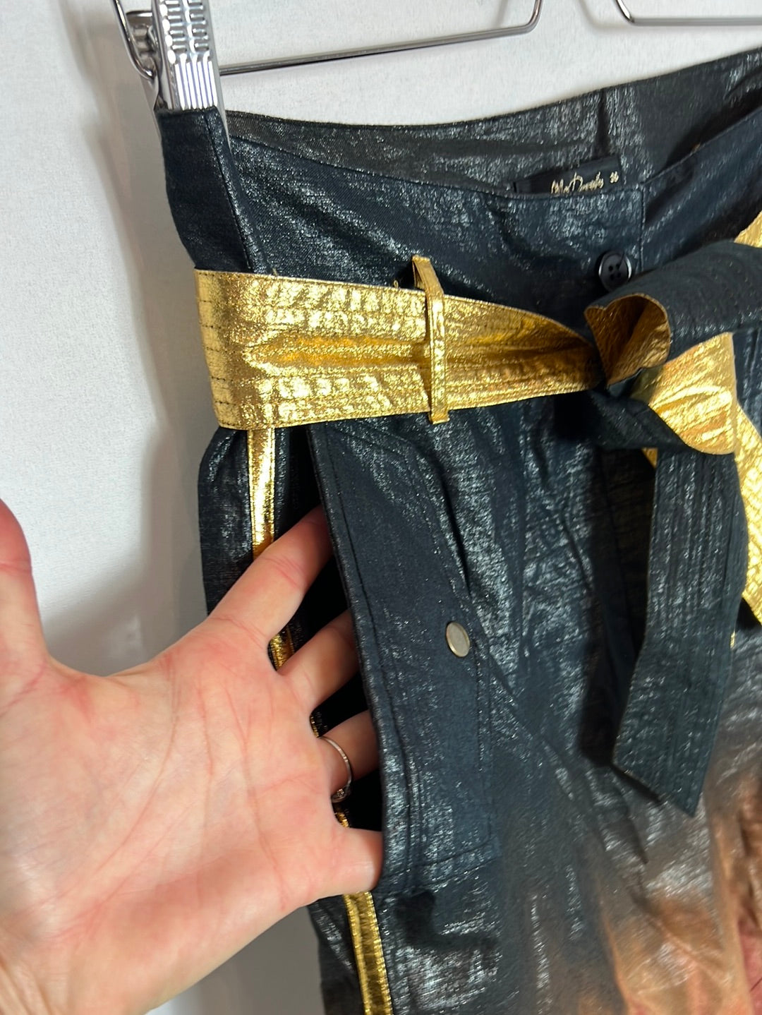 MES DEMOISELLES. Textured trousers in colors. Size 36