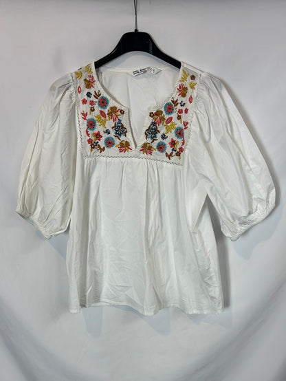 ZARA. Blusa blanca bordada T.m