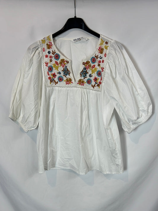 ZARA. Blusa blanca bordada T.m