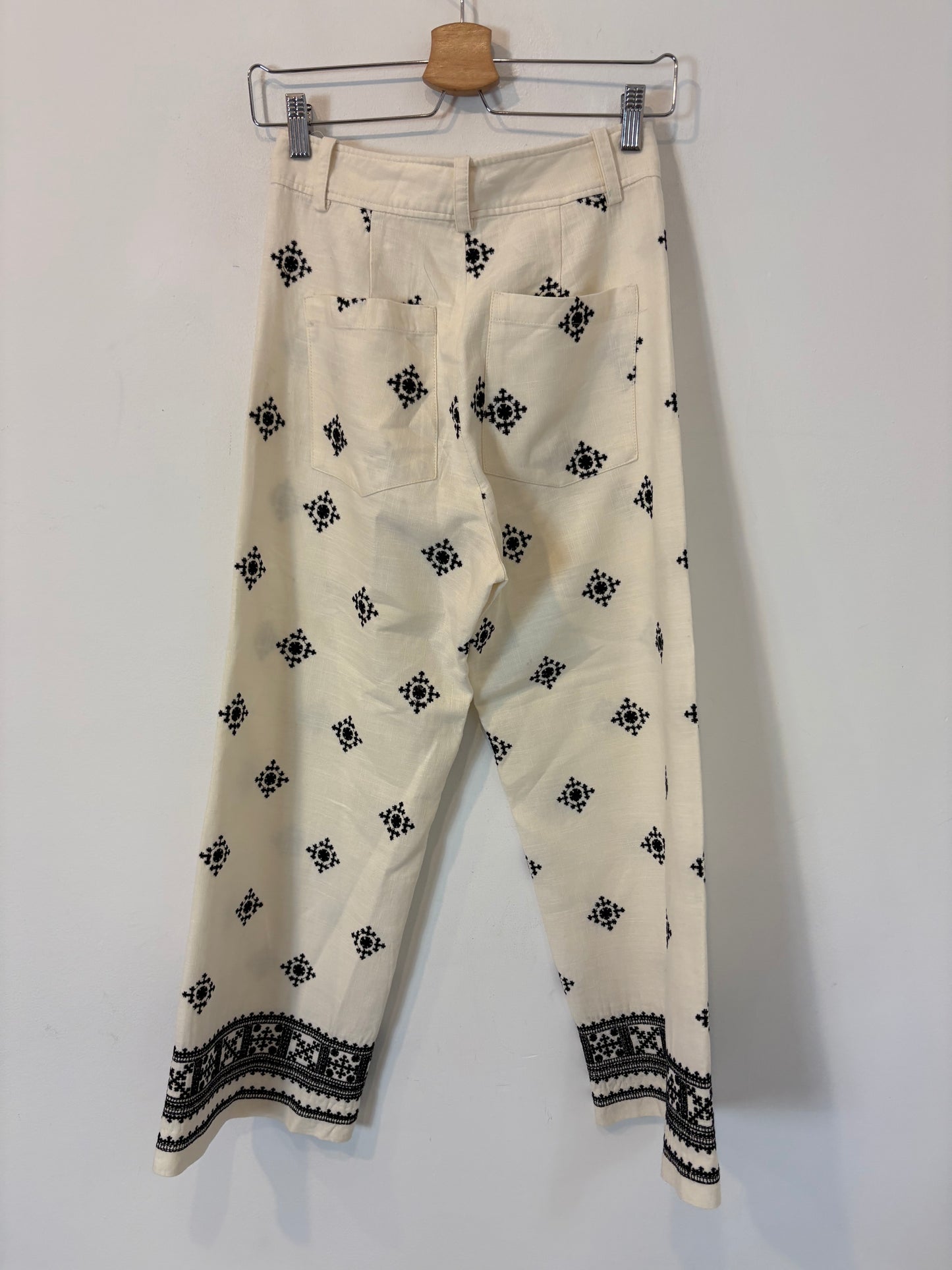 ZARA. Pantalón fluido detalle bordados. T XS