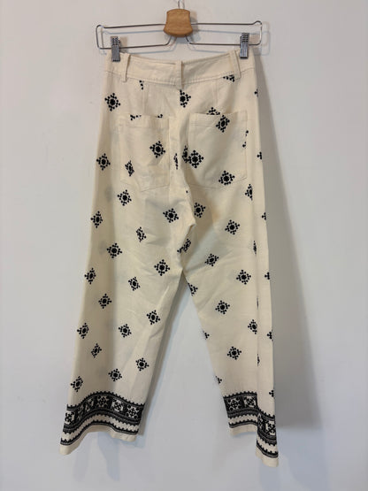 ZARA. Pantalón fluido detalle bordados. T XS