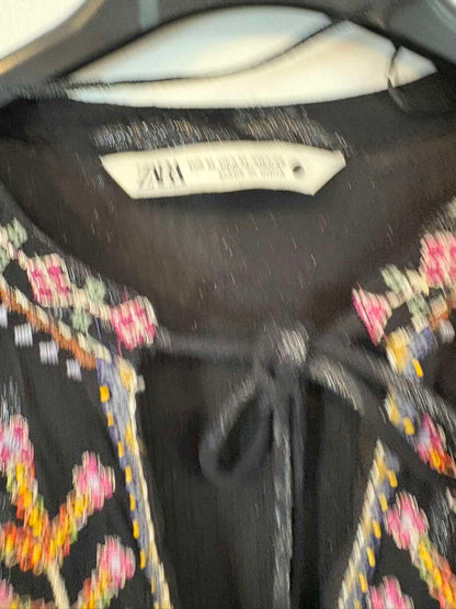 ZARA. Blusa negra vaporosa bordados