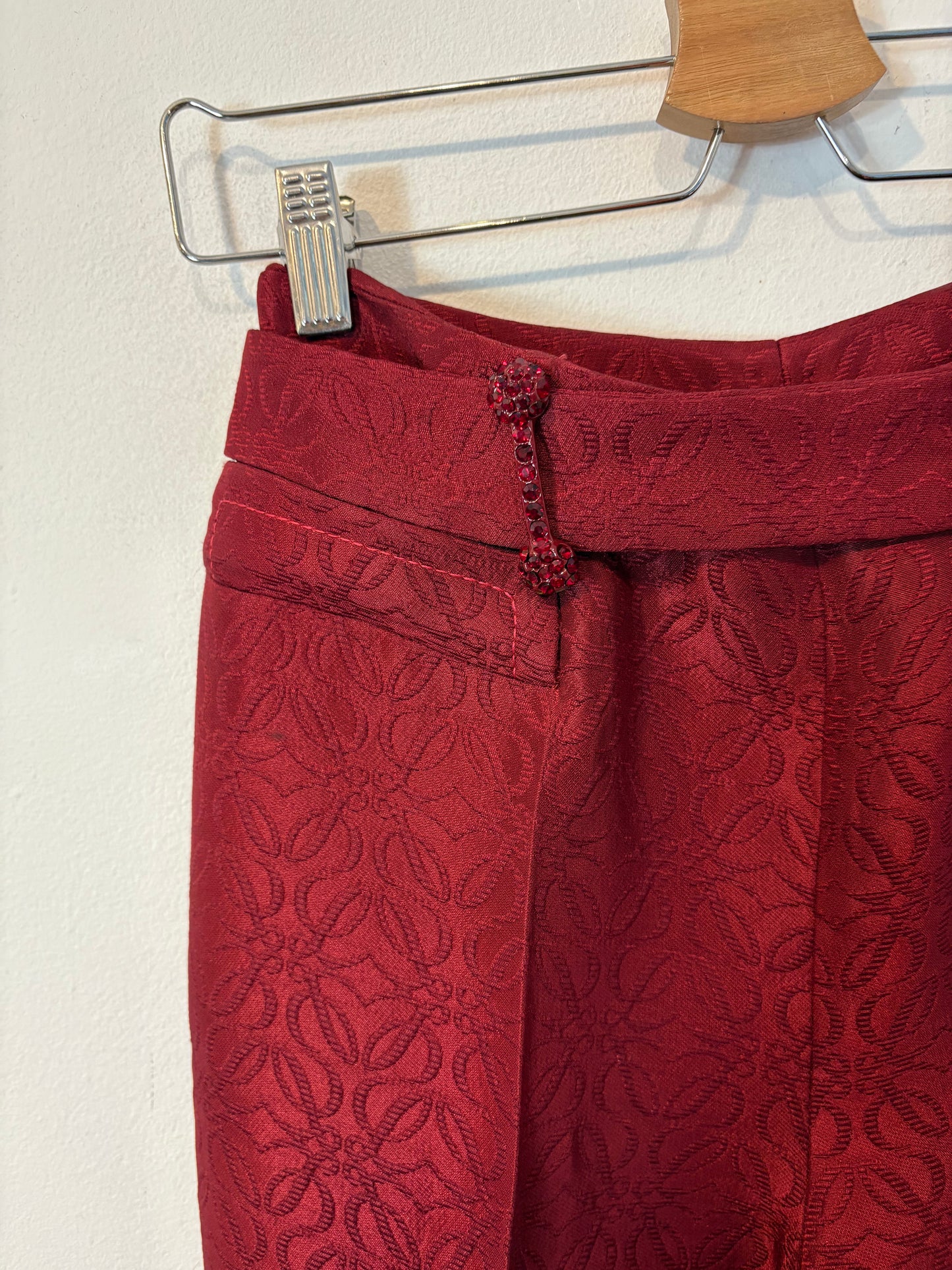 LOEWE. Pantalón pinzas burdeos anagrama
