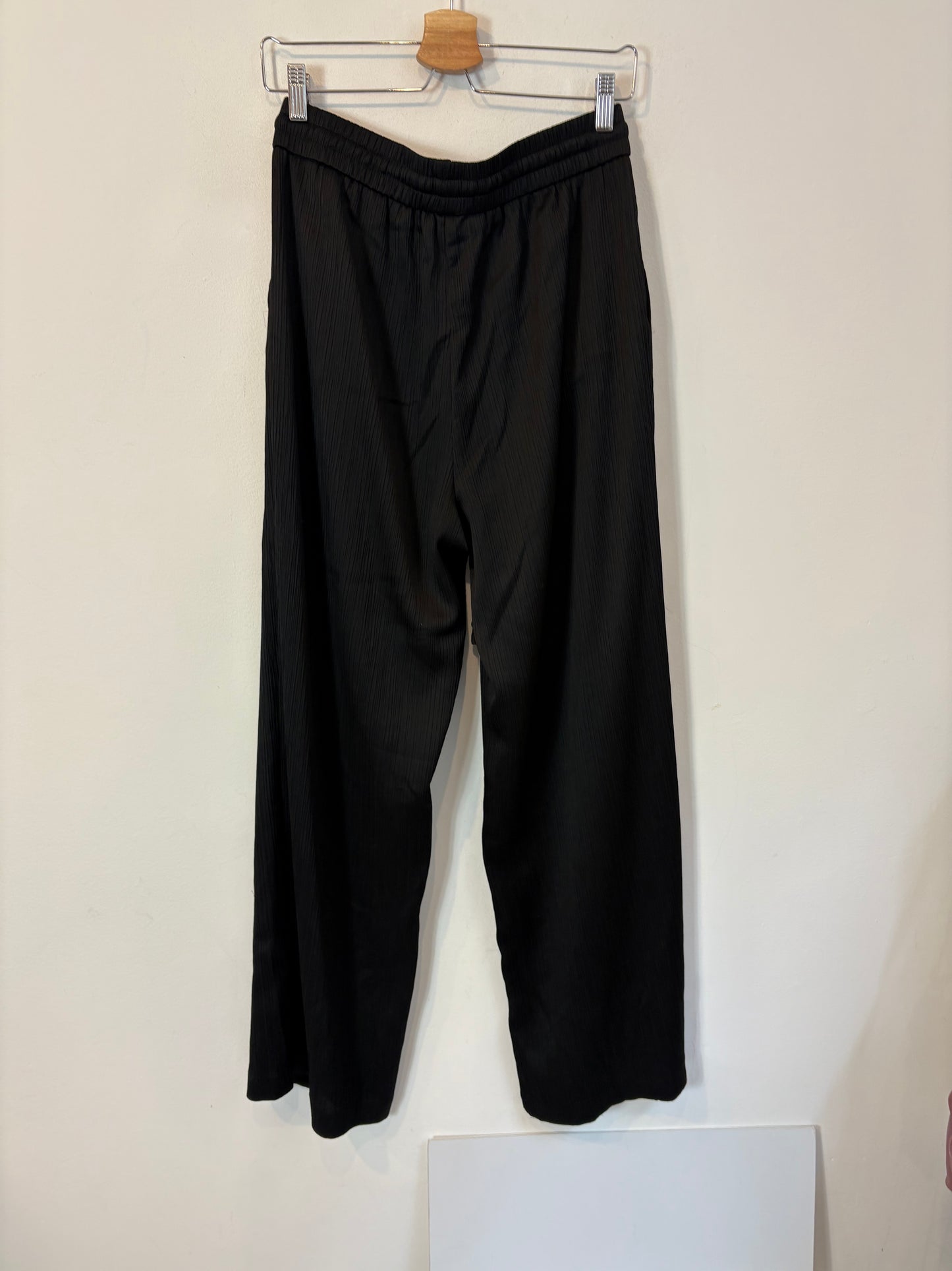 ZARA. Pantalón negro fluido textura