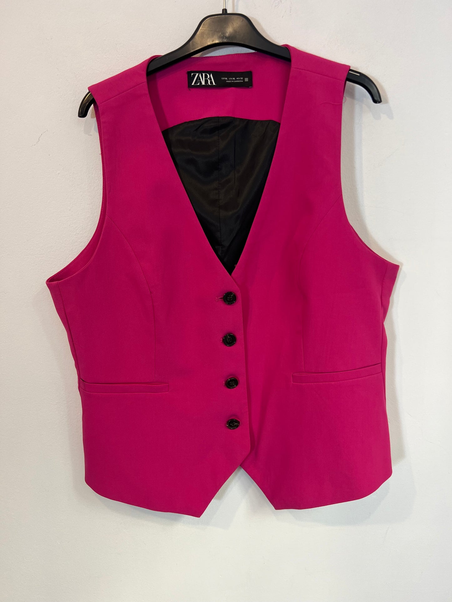 ZARA. Chaleco rosa botones negros. T XL