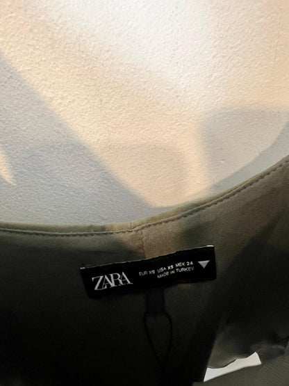 ZARA. Top verde cremallera bolsillos